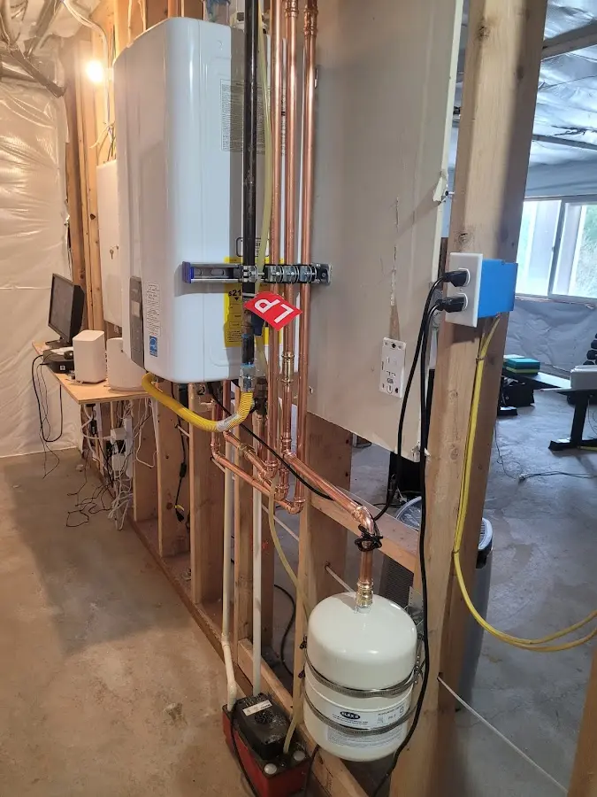 Licensed plumber repairing a kitchen sink in German